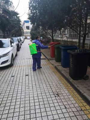 党旗飘扬在长安社区 保洁力量全力以赴战疫情